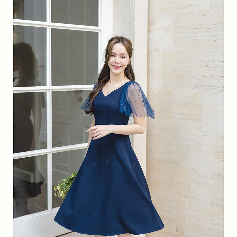 kudapy เดรสสั้นสีกรม ช่วงเสื้อเป็นคอวีกว้างแต่ไม่ลึกเกินไป ใส่แล้วทำให้ช่วงบนดูเพรียว ต่อด้วยเดรสกระโปรงบานพลิ้วๆ สาวหุ่นแบบไหนก็ใส่น่ารัก