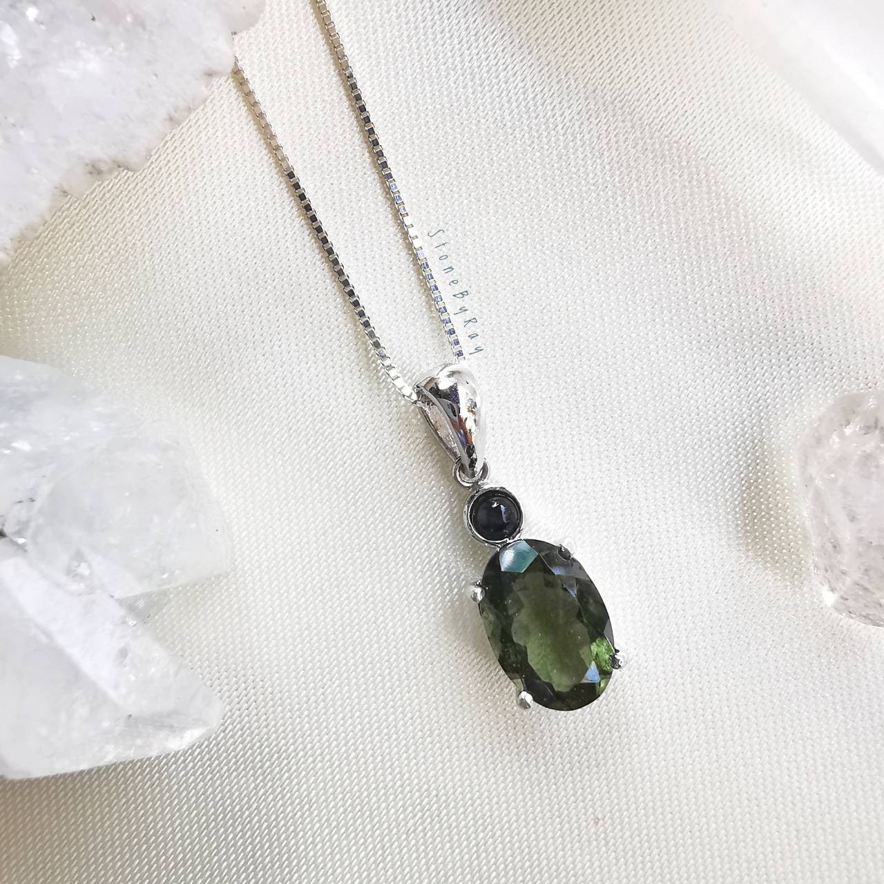 สร้อยคอเงินจี้สะเก็ดดาวโมดาไวท์กับสะเก็ดดาวสีดำ Moldavite+Tektite