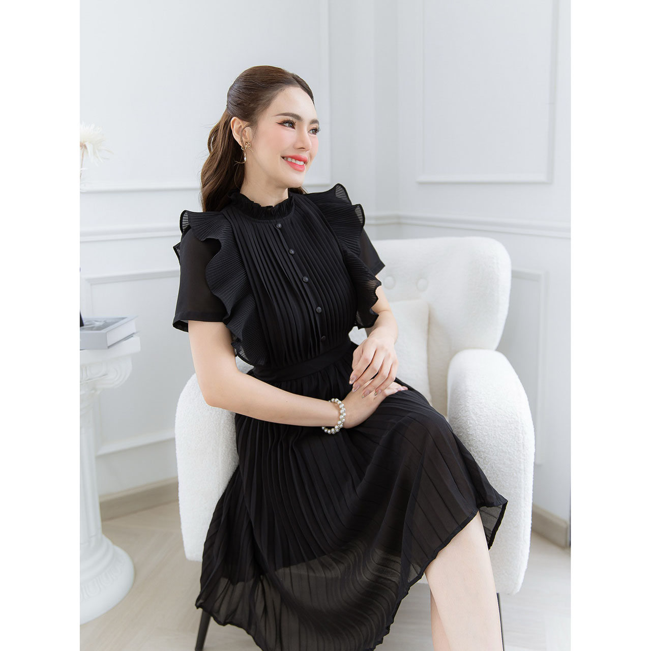 kudapy เดรสชีฟอง โทนสีชุดสวยขับผิว ช่วงแขนเป็นดีเทลแขนปลีกอัดพลีทเล็ก ช่วงคอเป็นพลีทเล็ก ช่วงอกเย็บพลีทเป็นแนวเกล็ดแต่งกระดุม