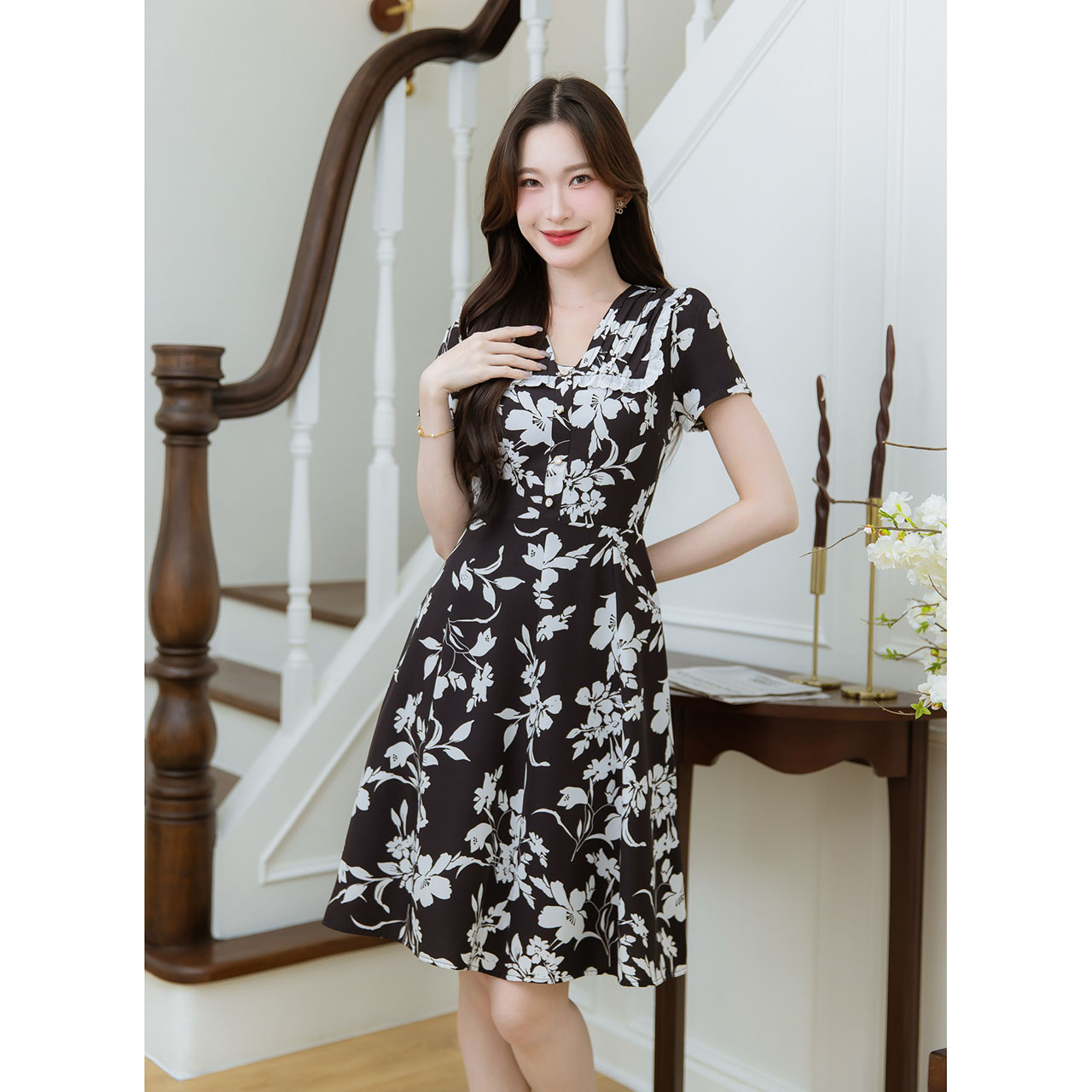 kudapy เดรสลายดอก มีดีเทลตีเกล็ดแต่งผ้าปักช่วงคอ ช่วงอกเป็นกระดุมแต่ง กระโปรงเย็บหลายชิ้นต่อกัน