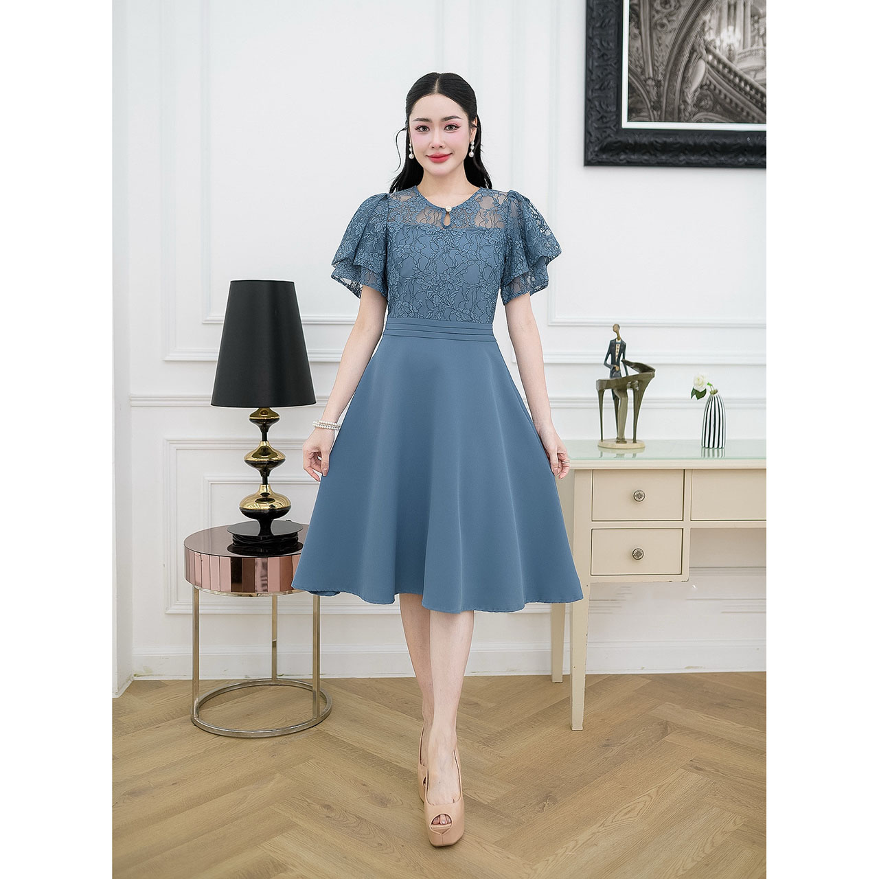 kudapy เดรสสั้นผ้าลูกไม้ ดีไซน์ด้านบนตัวเสื้อน่ารักมากเป็นทรงแขนระบาย ช่วงเอวตีเกร็ดแบบสวยยอดนิยมใส่แล้วดูมีเอว