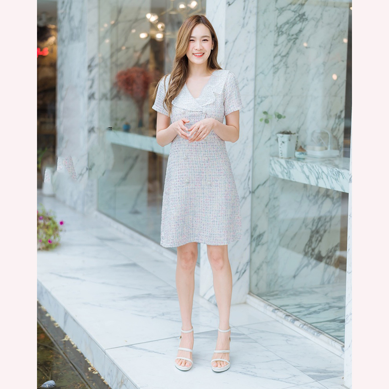 kudapy เดรสสั้นสีขาว/สีชมพู/สีฟ้า ผ้าชาแนลปกลูกไม้ สวยน่ารักใส่สบายตัว