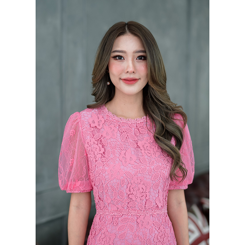 kudapy เดรสสั้นสีขาวซับครีม/สีชมพูสด ลูกไม้ถัก งานผ้าลูกไม้คัดเกรดผ้รุ่นนี้ทอลายแน่น ลายดอกชัดเราใช้ผ้าคัดเกรดสวยมาก