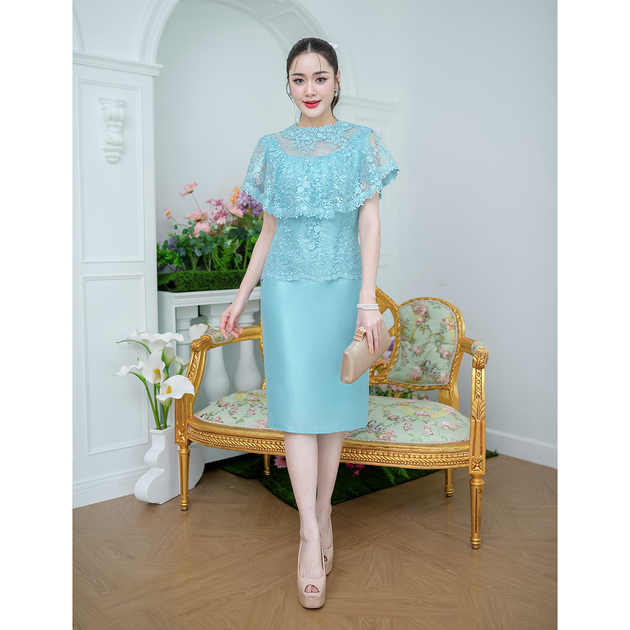 kudapy เดรสสั้นสีม่วง/สีฟ้า ด้านบนเป็นงานผ้าลูกไม้คลุมไหล่ระบายแต่งรอบคอด้วยลูกไม้สวยหรู กระโปรงเป็นงานผ้าไหมญี่ปุ่น