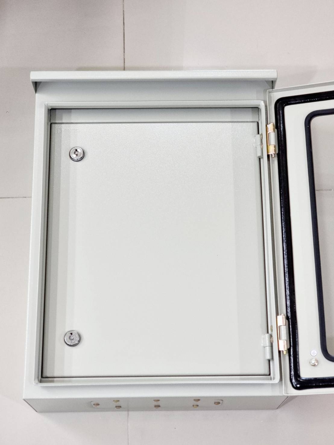 ตู้ดีซีคอมบายเนอร์ 8 สตริงสำหรับระบบโซล่าเซลล์เบรกเกอร์ซํนทรี 1000V DC combiner box 8string Ongrid, Hybrid, Offgrid system (ตู้กระจกสองชั้นกันน้ำแบบมีหลังคา IP45)