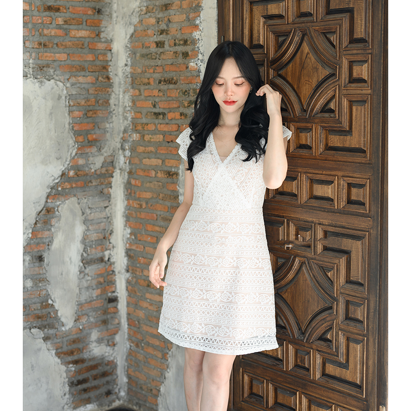 kudapy เดรสสั้นสีชมพู/สีขาว ลูกไม้ดีไซน์เก๋ ช่วงคอเป็นคอวี ต่อด้วยกระโปรงทรงเอ ใช้เทคนิคการวางลายผ้าสลับกันช่วงเสื้อและกระโปรงทำให้ดูมีมิติ