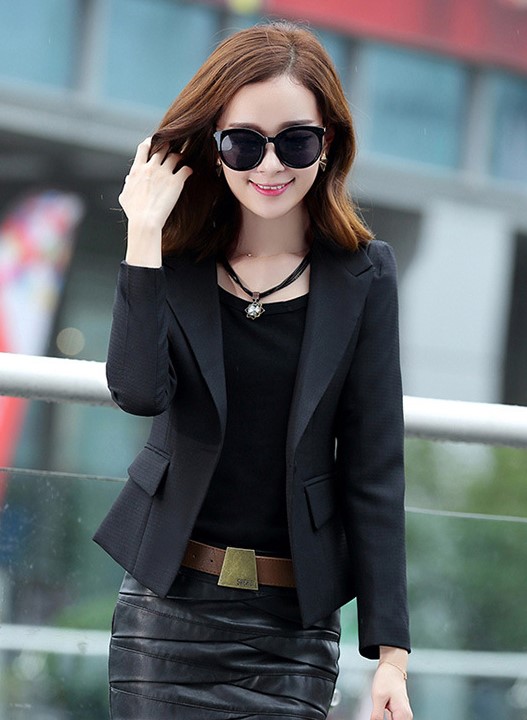 เสื้อสูทผู้หญิงสีดำใส่ทำงาน ทรงสั้น ผ่าหลังแต่งกระดุมผ้าสีดำ 2เม็ด