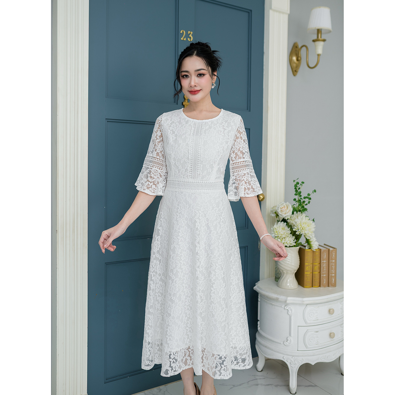 kudapy เดรสยาว ผ้าลูกไม้ลายดอก ดีไซน์แต่งคาดด้วยลูกไม้ช่วงเอว มีซับในทั้งชุด แต่งซิปหลัง