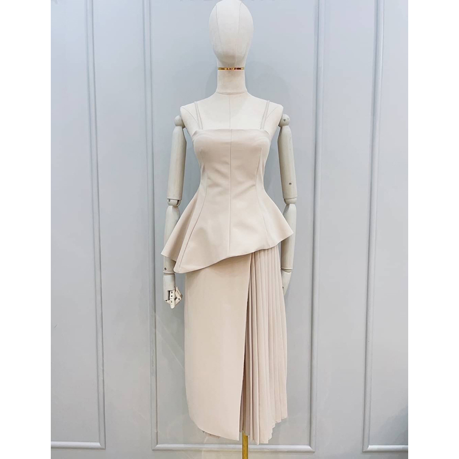 kudapy ชุดเซ็ต 2 ชิ้น เสื้อ+กระโปรง สีครีมโรสโกลส์ ทรงสายเดี่ยวเข้ารูป แต่งเลเยอร์ตามแบบ จับจีบอัดพลีท ทรงานสายมาก ซิบหลังอย่างดี มีซับใน