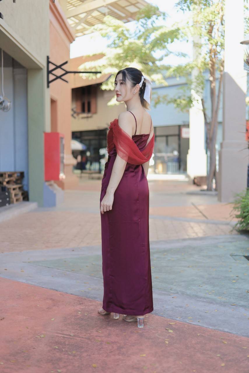 kudapy เดรสยาวออกงาน ปาดไหล่ แต่งสายเดี่ยว เดรสผ้าเครปซาตินเนื้อนิ่มลื่น S M L XL 2XL ยาว 58 นิ้ว