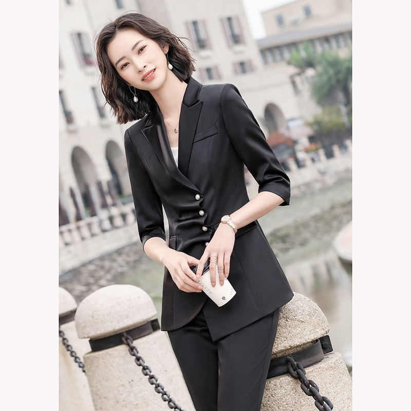 kudapy ชุดสูททำงานผู้หญิงสีดำ/สีฟ้า แต่งกระดุมแถวพร้อมกางเกง จุดเด่นของชุดนี้คือการออกแบบเพิ่มดีเทลกระดุมด้านหน้า