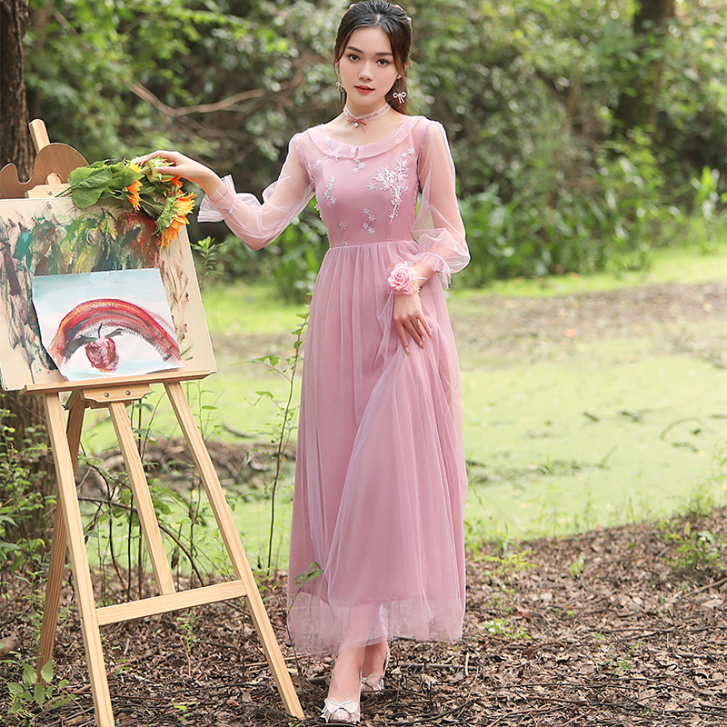 kudapy ชุดราตรียาวออกงานสีถั่วแดง แขนซีทรู ตัวเสื้อปักลายดอกไม้ ซิบด้านข้างลำตัว สม๊อกหลัง กระโปรงผ้าโปร่ง มีซับใน