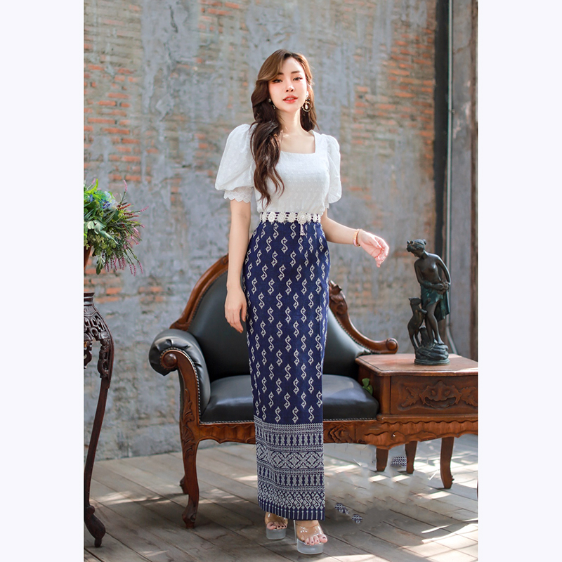 kudapy ชุดเซทสีขาว เสื้อคอตตอนปักฉลุ คอทรงเหลี่ยม แขนเจ้าหญิง จั้มปลายแขน เนื้อผ้านิ่ม ใส่สบาย มีซับใน มีซิปซ่อนหลัง ผ้าถุงสำเร็จรูปลายขอเจ้าฟ้า เ