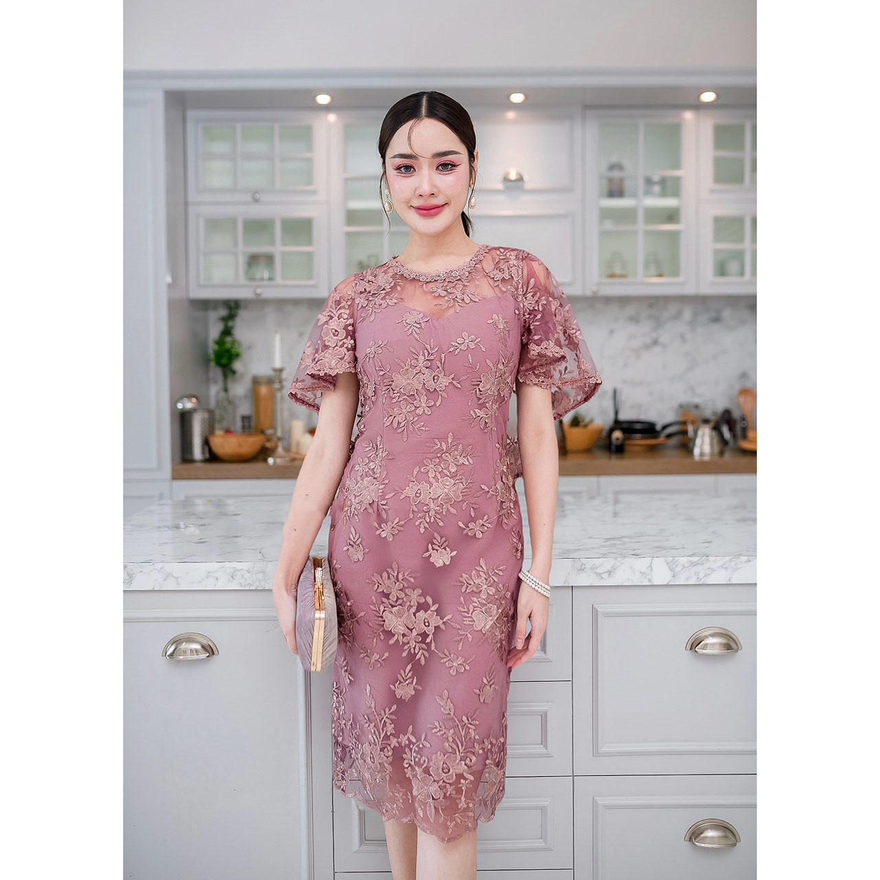 kudapy เดรสสั้นสีเหลืองนวล/สีกะปิ ผ้าลูกไม้บุหงา พื้นผ้าลูกไม้เป็นผ้าตาข่าย ปักลายสวย