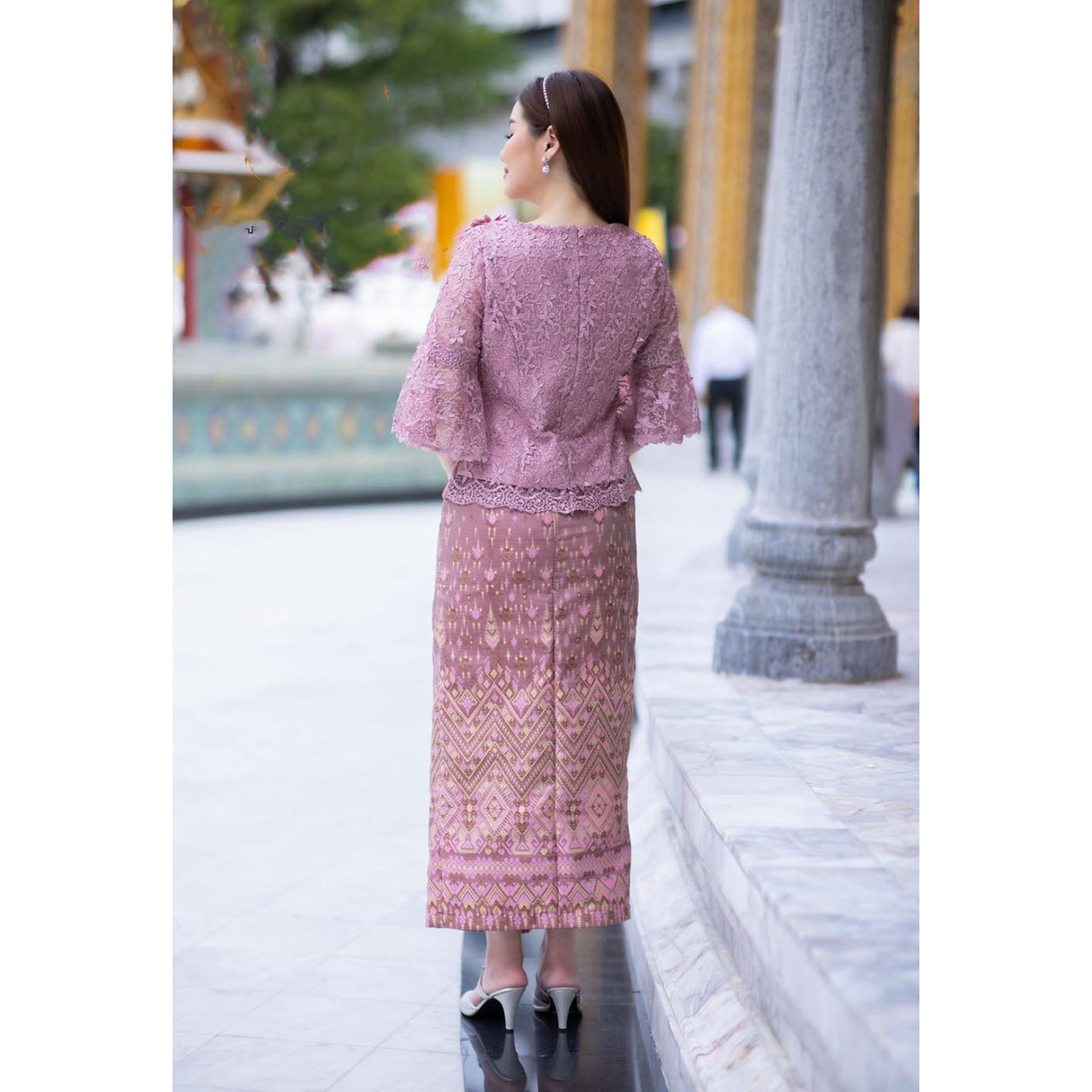 kudapy เสื้อลูกไม้สีม่วง แขนยาว ลูกไม้หนา แต่งลายดอกตรงไหล่ สวมใส่ออกงานดูดี (เฉพาะเสื้อ)