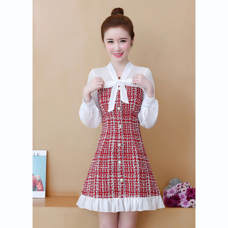 kudapy เดรสสั้นสีแดงแซมขาว ผ้ากระสอบ ช่วงไหล่และแขนผ้าชีฟองสีขาว คอผูกโบว์ แขนยาว