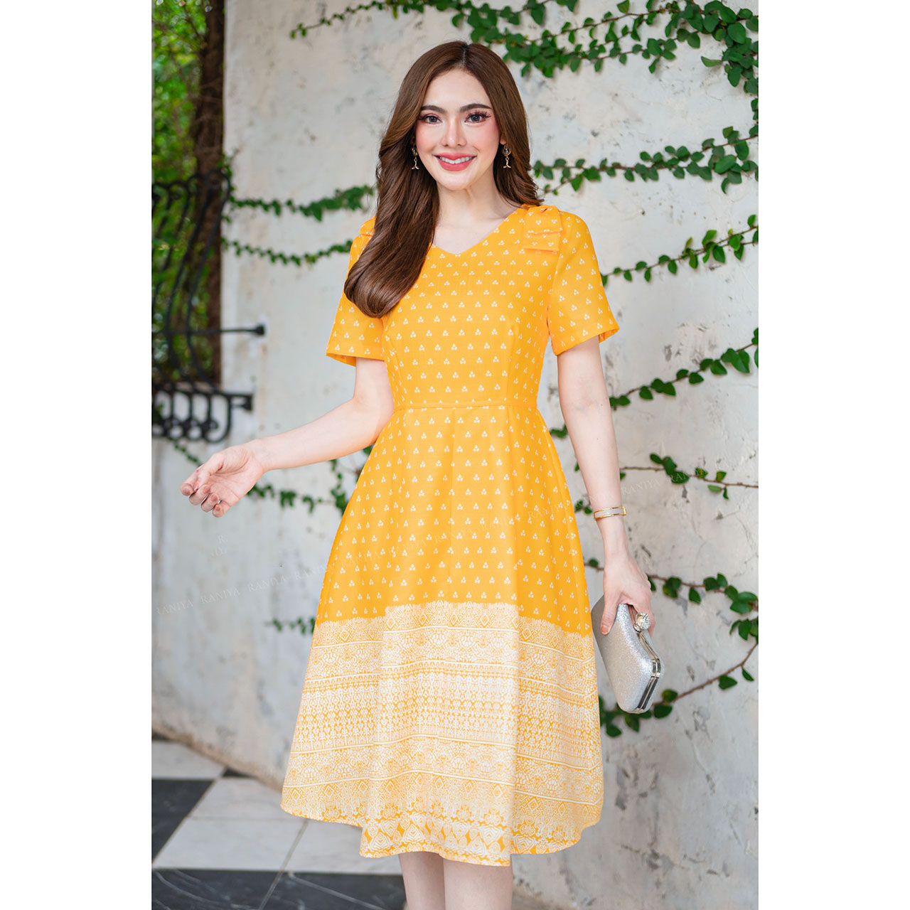 kudapy เดรสสั้น ผ้าโพลีแบบทองานพิมพ์ลาย คอกลม เนื้อผ้าไม่แข็งและไม่บาง ช่วงบ่าแต่งโบว์น่ารักๆ ตรงช่วงกระโปรงเป็นแบบผ้าต่อ