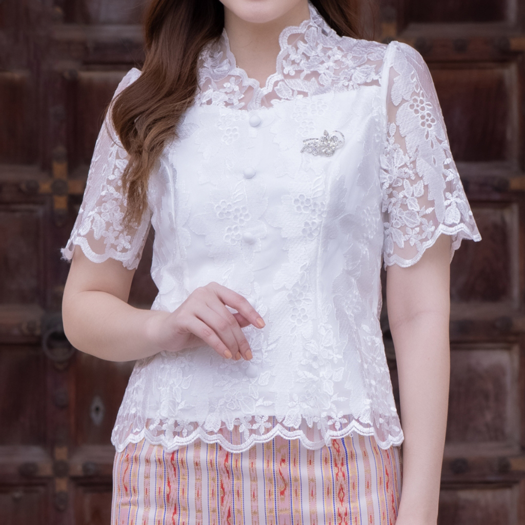 kudapy ชุดออกงาน ไปวัดทำบุญ สีขาว เสื้อผ้าลูกไม้ปักทอ กระโปรงผ้าไหมแพรทิพย์ ทรงจีบหน้า