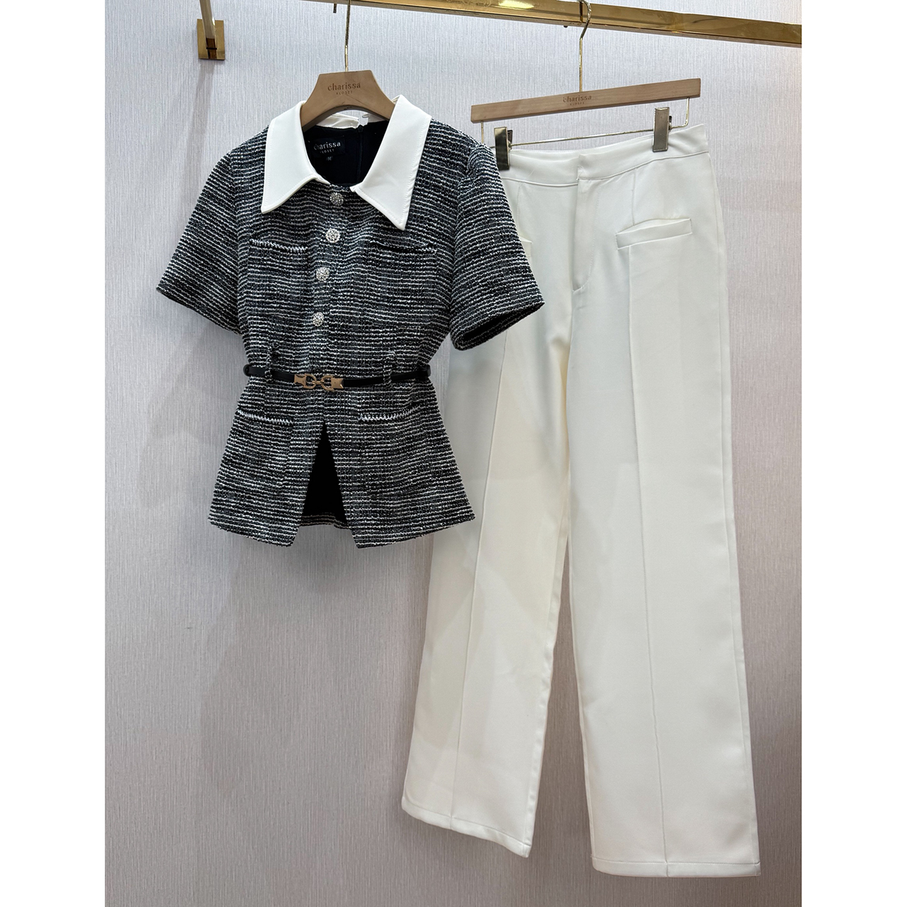 kudapy set 3 ชิ้น: เสื้อทวีต+กางเกง+เข็มขัด ชุดทวีตปกขาว ีเทลกระดุมคริสตัลคือความหรู เสื้อท็อปผ้าทวีต