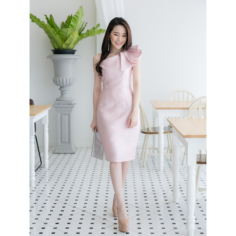 kudapy เดรสสั้นไหล่เเดี่ยวสีชมพู เดรสปาดไหล่เฉียงข้าง ไหล่แต่งระบายเป็นชั้นซ้อนกัน งานสวยมากค่ะ มีซับในซิบหลังอย่างดีนะคะ