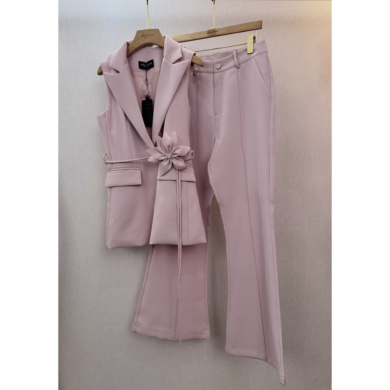 kudapy เซ็ทแขนกุดมาพร้อมกับกางเกงขายาว มีซับในทั้งตัว เสื้อแขนกุดปกสูท เย็บเข้ารูป กระเป๋าจริง