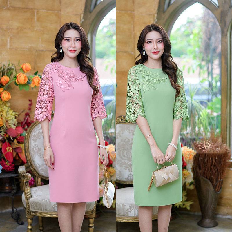 kudapy เดรสสั้นสีชมพู/สีเขียวตองอ่อน ผ้าพื้นเนื้อนิ่ม ดีไซน์หวาน ช่วงคอแต่งปกกลมใหญ่แต่งดอกไม้ แขนเสื้อเป็นผ้าลูกไม้เงายาวคลุมศอก ทรงแขนบานเล็กน้อย