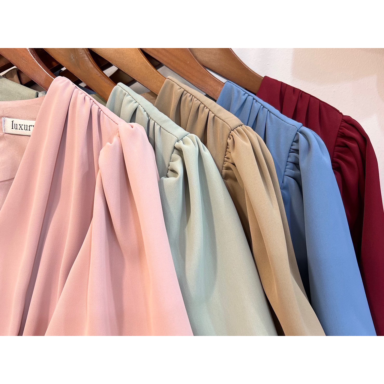 kudapy เดรสยาวสีชมพู แดงไวน์ น้ำตาล ฟ้าคราม เขียวอมเทา คอวีป้ายแต่งจีบใต้อก ไหล่จับจีบแขนทรงกระดิ่ง กระโปรงฟรีสะโพกผ่าหน้า