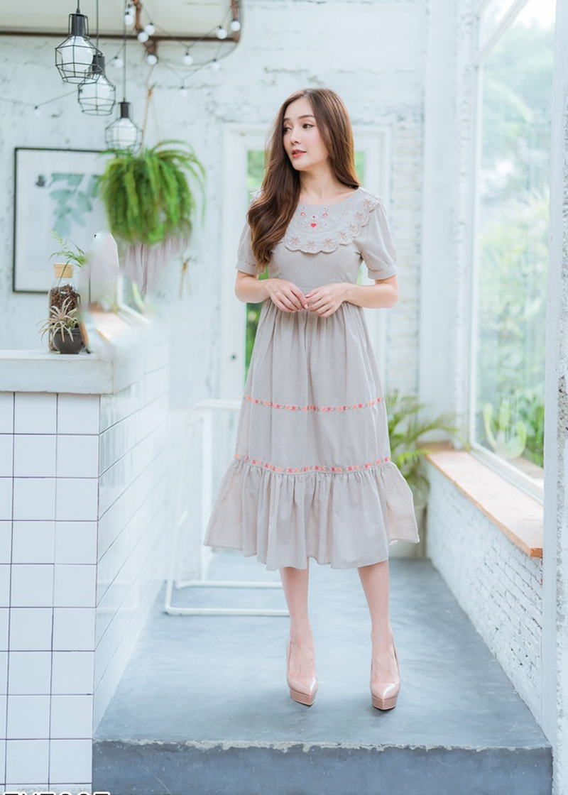 เดรสสั้นคอกลมสีน้ำตาล ดีเทลแต่งลูกไม้ที่ช่วงอก ทรงระบาย