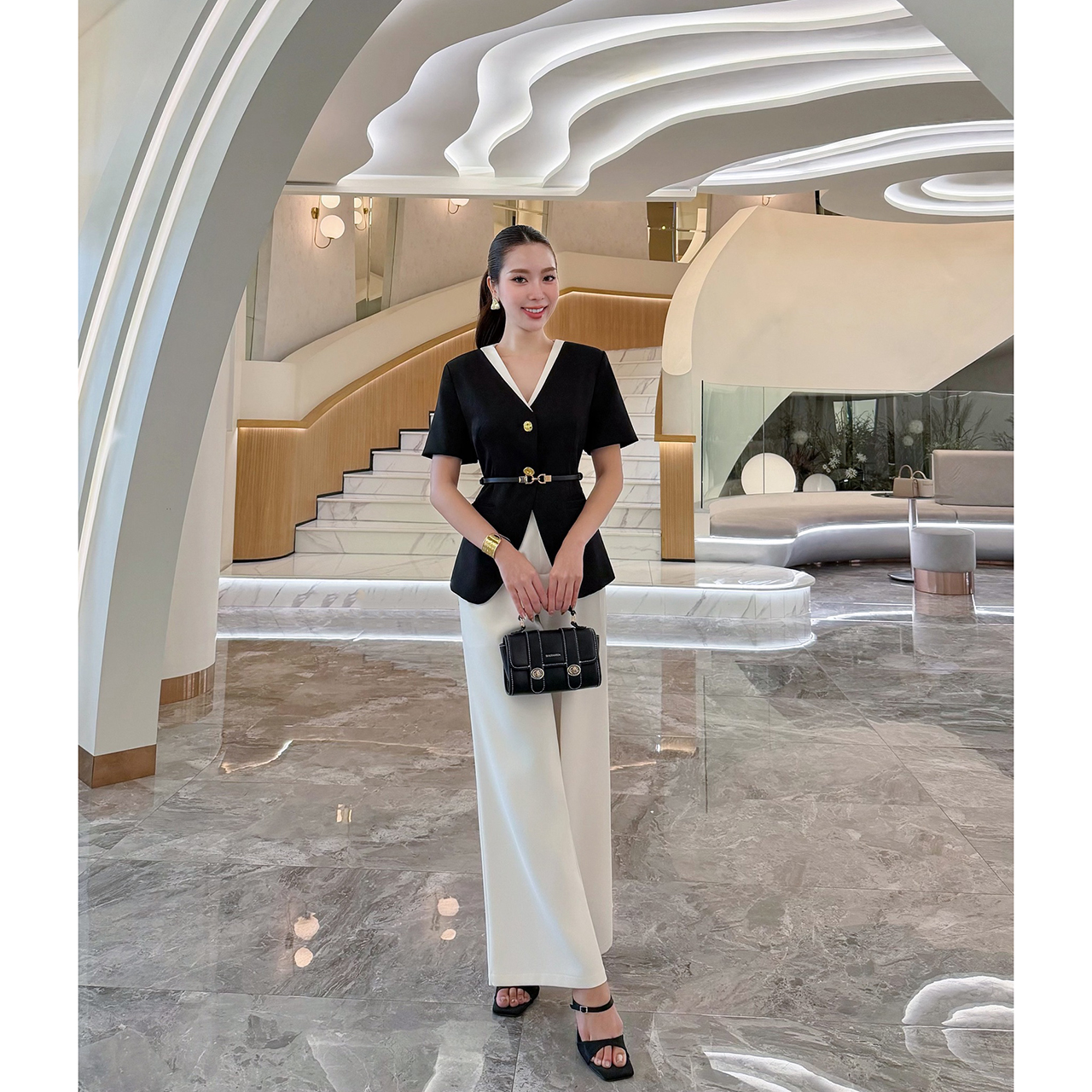 kudapy ชุดทำงานลุคเรียบหรู สไตล์มินิมอล พร้อมดีเทลคอวีเข้ารูปช่วยให้ช่วงคอดูยาวและเรียว