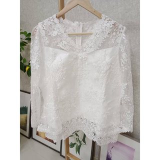 kudapy เสื้อลูกไม้สีขาว ผ้าลูกไม้ใยบวบทอปักเลื่อมทั้งตัว คอวี ซิปหลัง ทรงสวยลายดอกทอแน่น สวมใส่ออกงาน ใส่ทำบุญ**เฉพาะเสื้อ**