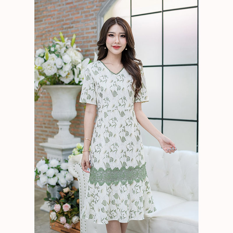 kudapy เดรสยาวสีเขียวดิ้นทอง/สีฟ้าดิ้นทอง ผ้าลูกไม้ดิ้นทองสีทองอ่อนๆ มีดีเทลแต่งลูกไม้คาดช่วงกระโปรง