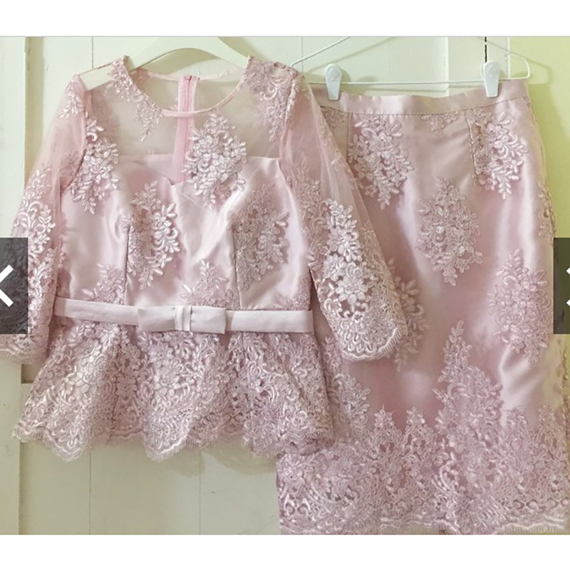 kudapy เซทแยก 2ชิ้น เสื้อลูกไม้+กระโปรง สีขาว/สีชมพู เสื้อลูกไม้แขนสามส่วนแขนมีซับผ้ามุ้ง คอกลมแขนและไหล่ซีทรู เอวเสื้อเย็บคาดเข็มขัดโบว์