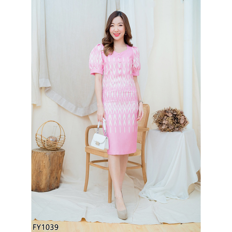 kudapy เดรสสั้นผ้าไทยแขนตุ้กตาสีชมพู/สีกรม/สีแดง คอวีเหลี่ยม แต่งกระดุมหน้า ผ้าลายไทย ซิบหลัง