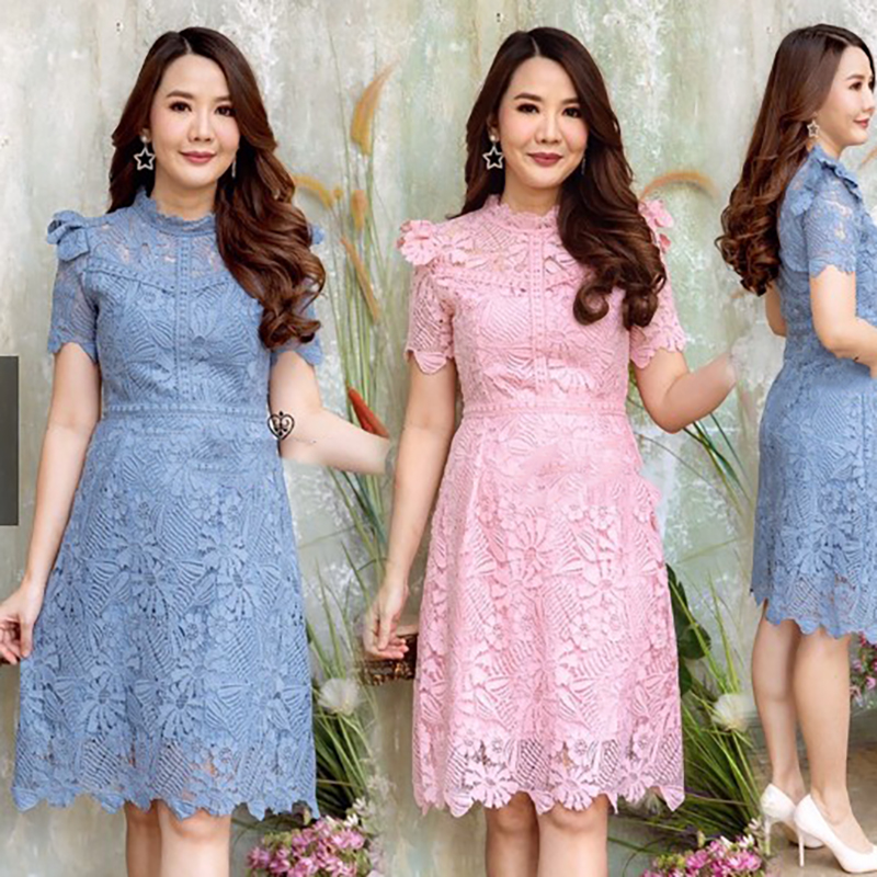 kudapy เดรสลูกไม้สีชมพู/สีฟ้าคราม แขนสั้นแต่งระบายตรงหัวไหล่ เนื้อผ้าลูกไม้ทอลายสวยๆ กระโปรงทรงเอบานชายเล็กน้อย ใส่สบาย