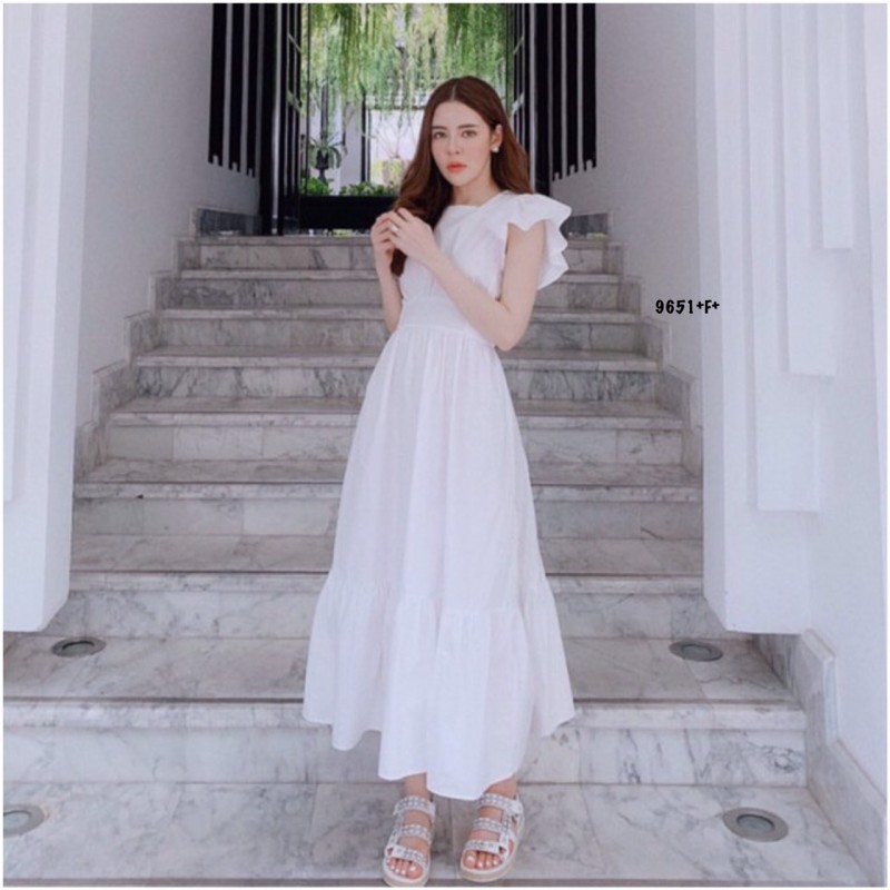 kudapy เดรสคอเหลี่ยมแขนระบาย ผ้าโฟร์เวย์สีขาว ชายเดรสปล่อยสวิง ด้านหลังแต่งผูกโบว์