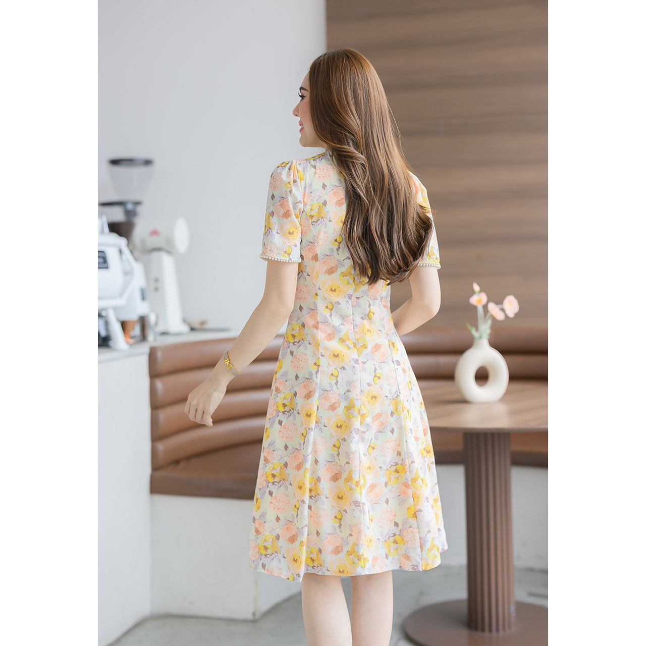 kudapy เดรสสั้นโทนสีครีมดอกเหลือง ลายดอก มึดีเทลแต่งมุกรอบคอ และรอบแขน ใส่สบาย เนื้อผ้านุ่มลื่น