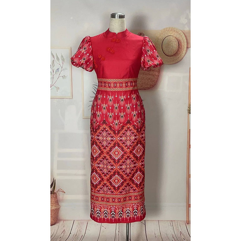 kudapy ชุดเดรสยาวสีแดง ชุดกี่เพ้าผ้าลายไทย อัดผ้ากาว ลวดลายสวยคมชัด ไตล์กี่เพ้า รับรองดูดีดู