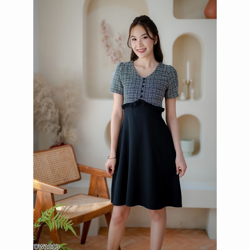 kudapy เดรสสั้นลายสก็อตสีดำ/สีน้ำตาล/สีกรม ผ้าทวิสรูปคอวี ทรงเข้ารูป
