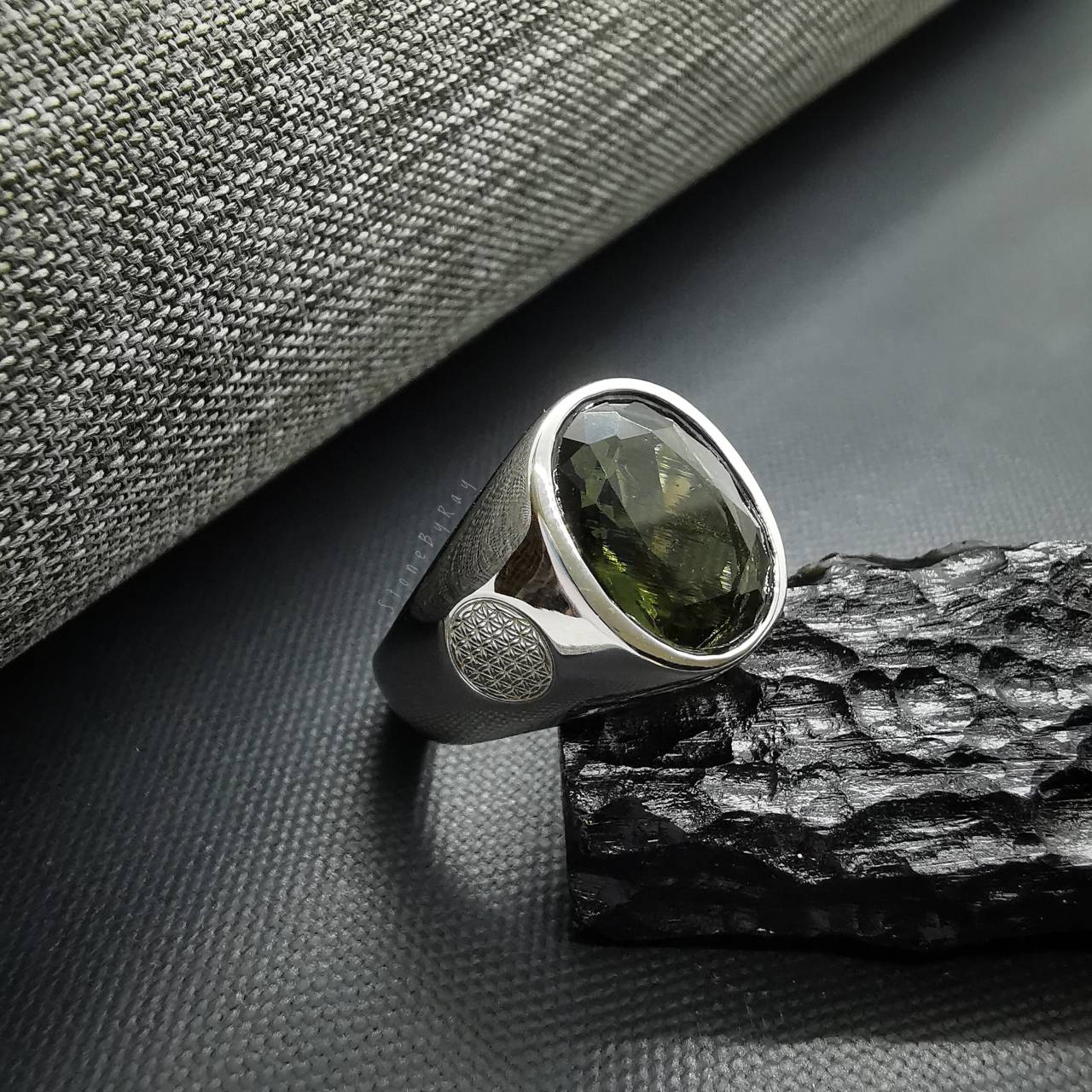 แหวนเงินสะเก็ดดาวโมดาไวท์(Moldavite)