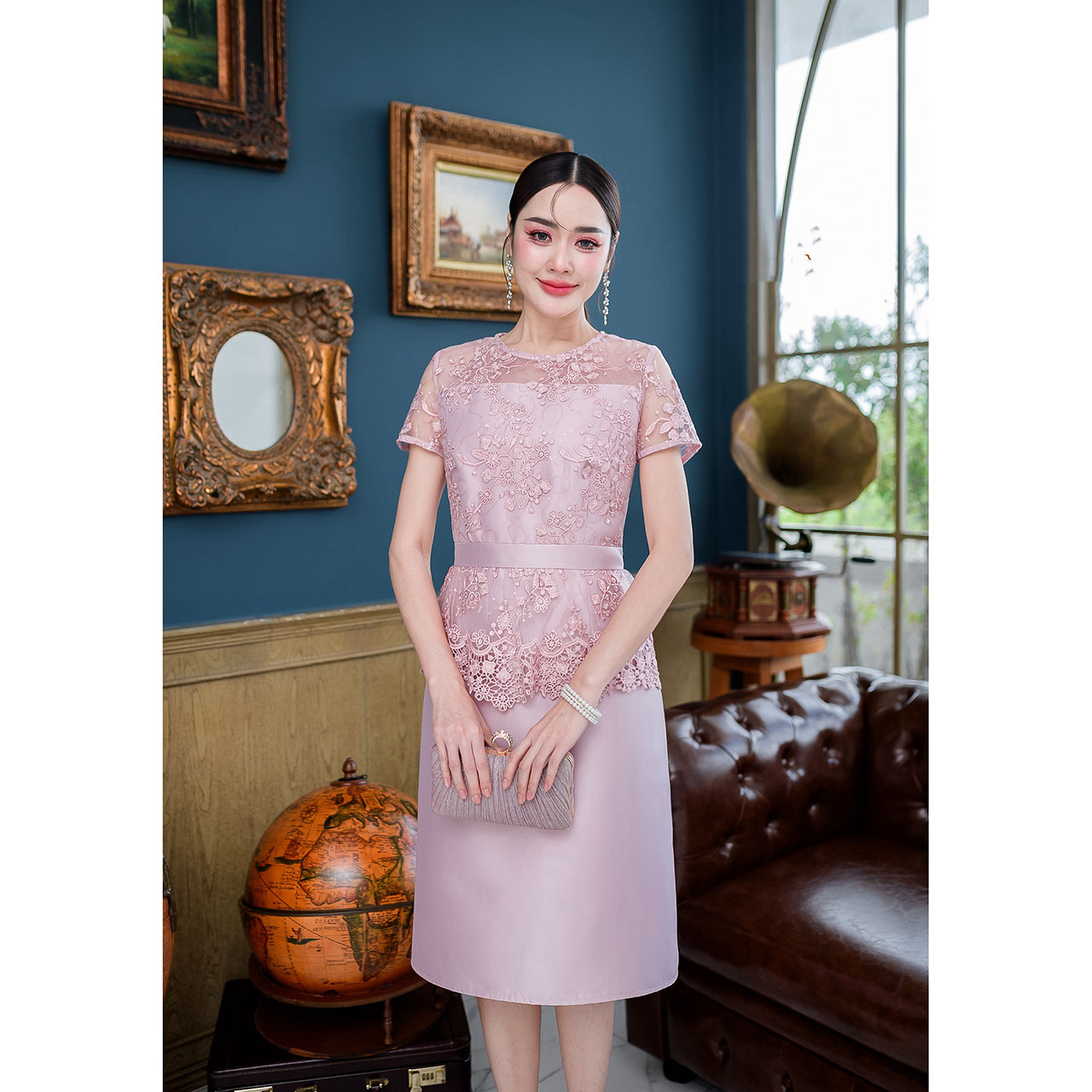 kudapy เดรสสั้นสีเหลืองทอง/สีชมพูอ่อน ผ้าไหมลูกไม้ ช่วงชายผ้าทอลายแบบระย้า งานดีไซน์เอวต่อระบาย แขนสั้นสวย