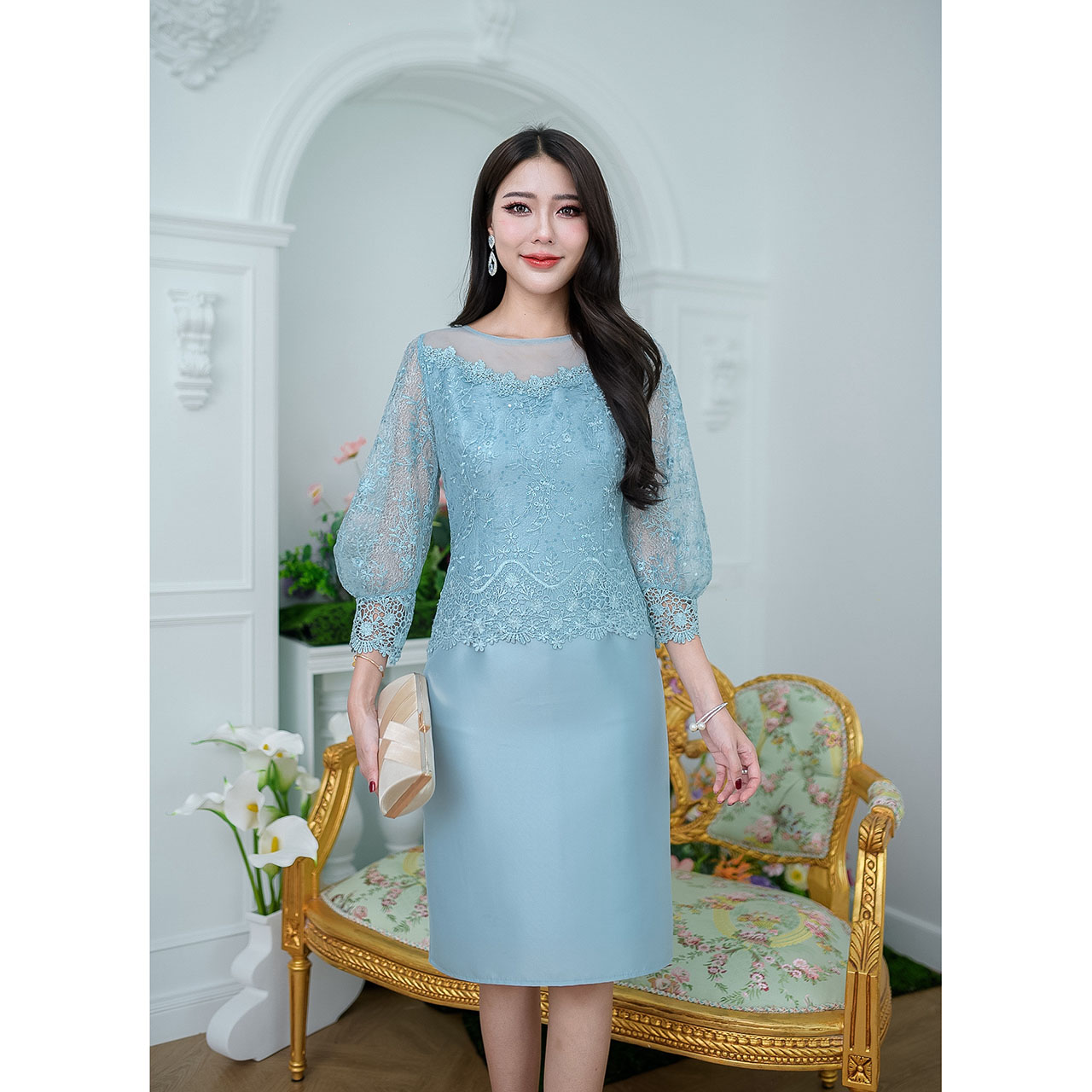 kudapy เดรสสั้นสีชมพู/สีฟ้า ผ้าไหมลูกไม้ทอลาย ช่วงแขนจะยาวเกือบถึงข้อมือ ดีไซน์ช่วงปลายแขนพองสวย และจั้มด้วยลูกไม้เเชิงผ้าแผ่นใหญ่