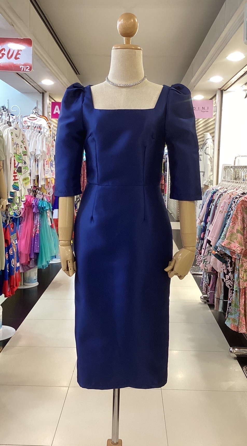 kudapy เดรสสั้นออกงาน แขนสามส่วน ดีเทลจับจีบหัวไหล่ กระโปรงสอบผ่าหลัง คอเหลี่ยม