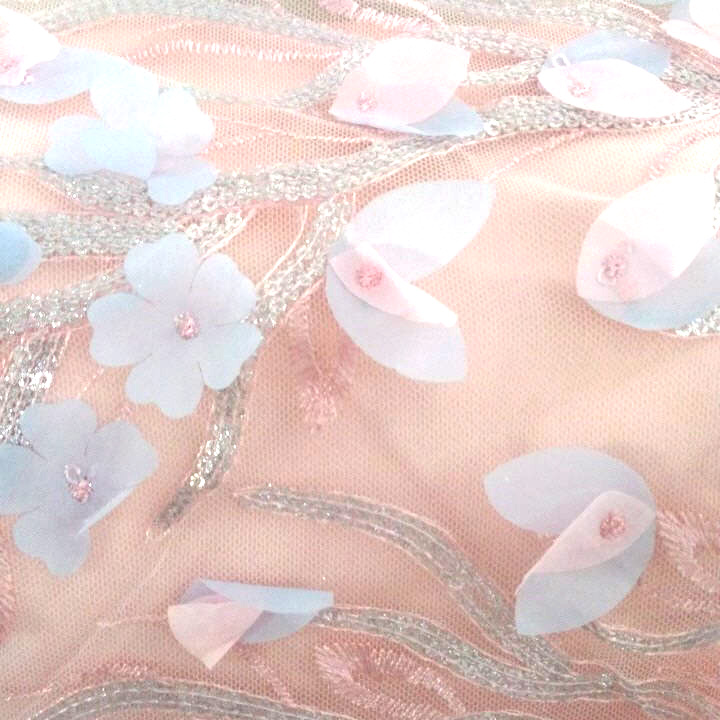 kudapy ชุดราตรีหน้าสั้นหลังยาวสีชมพูโอรส แขนกุด เสื้อปักเลื่อมและกลีบดอกไม้ขมพูฟ้า