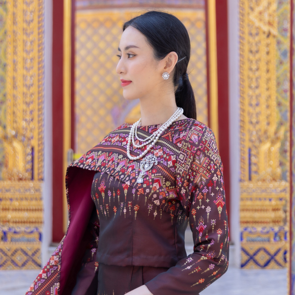 kudapy ชุดผ้าไหมทอลายสีแดง สีเทา ชุดออกงาน ไปวัด ทำบุญ - รุ่นละอองดาว แต่งสไบ