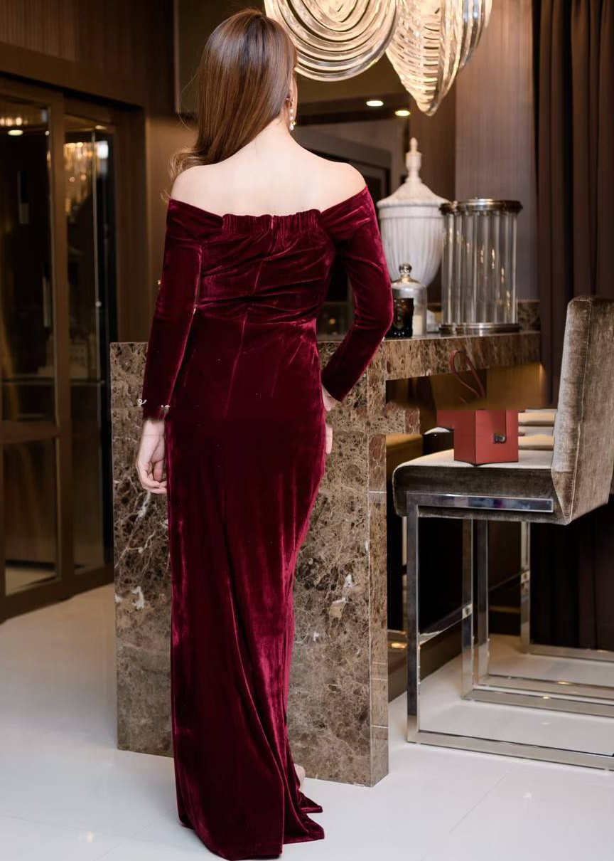 เรสยาวผ้ากำมะหยี่สีแดงเลือดหมู ปาดไหล่รุ่นแขนยาว