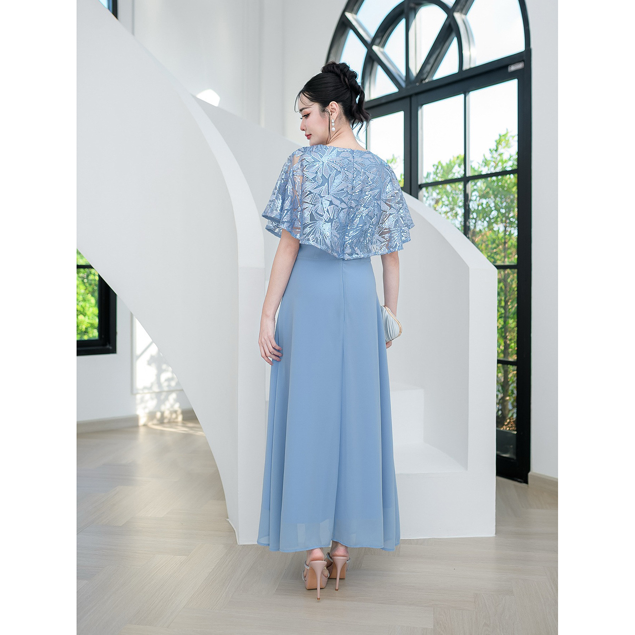 kudapy แม็กซี่เดรส คลุมไหล่หรูหรา ตัวเดรสเป็นงานผ้าชีฟอง ผ้าลูกไม้เลื่อม