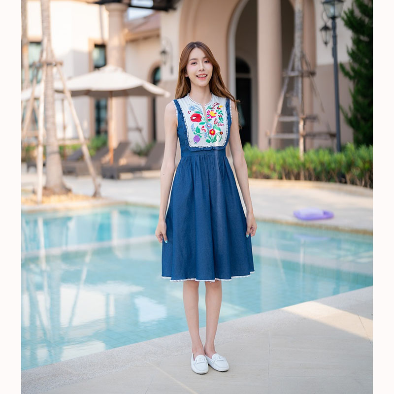 kudapy เดรสสั้นสีกรม แฟชั่น แม็กซี่เดรสยีนส์กระโปรงยาว อกปักลายดอกไม้