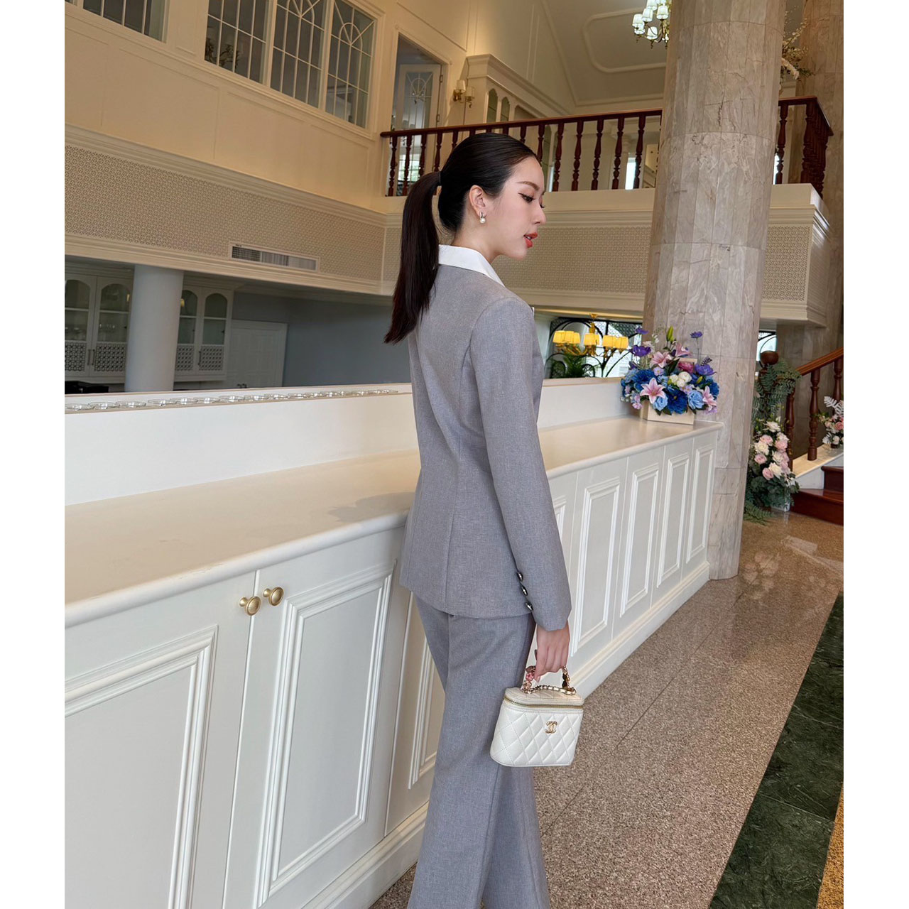 kudapy เซ็ทสูท สวยคลาสสิค ไซน์ทรงทันสมัย เพิ่มความหรูหราด้วยการแต่งสีทูโทน เสื้อแต่งกระดุมด้านหน้า 4 เม็ด มีซับในทั้งชุด เข้ารูปสวย