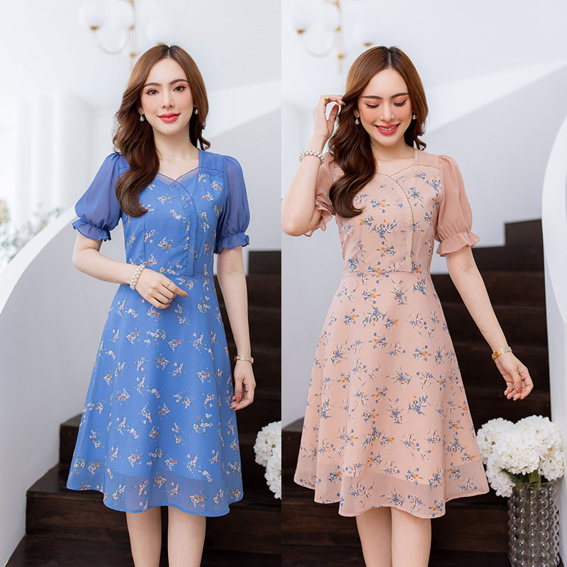 kudapy เดรสสั้นสีฟ้าคราม/สีน้ำตาลอ่อน ชีฟอง ลายดอก มีดีเทลช่วงอกเย็บไขว้ แต่งด้วยตัวแต่งอัดพลีทและลูกไม้เล็กๆช่วงคอ