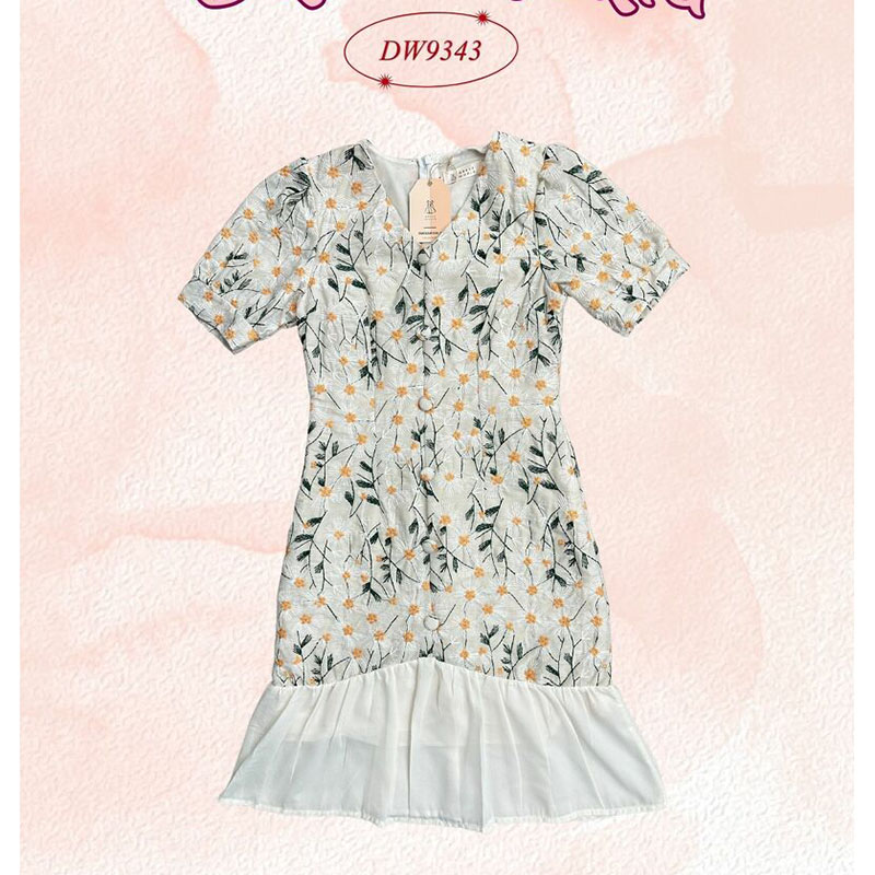 kudapy เดรสสั้นสีชมพู/สีครีม/สีม่วง ผ้าปักลายดอก รูปคอวี ปลายกระโปรงพริ้ว แต่งผ้าระบายสีเรียบเป็นงานซิปซ่อนด้านหลัง